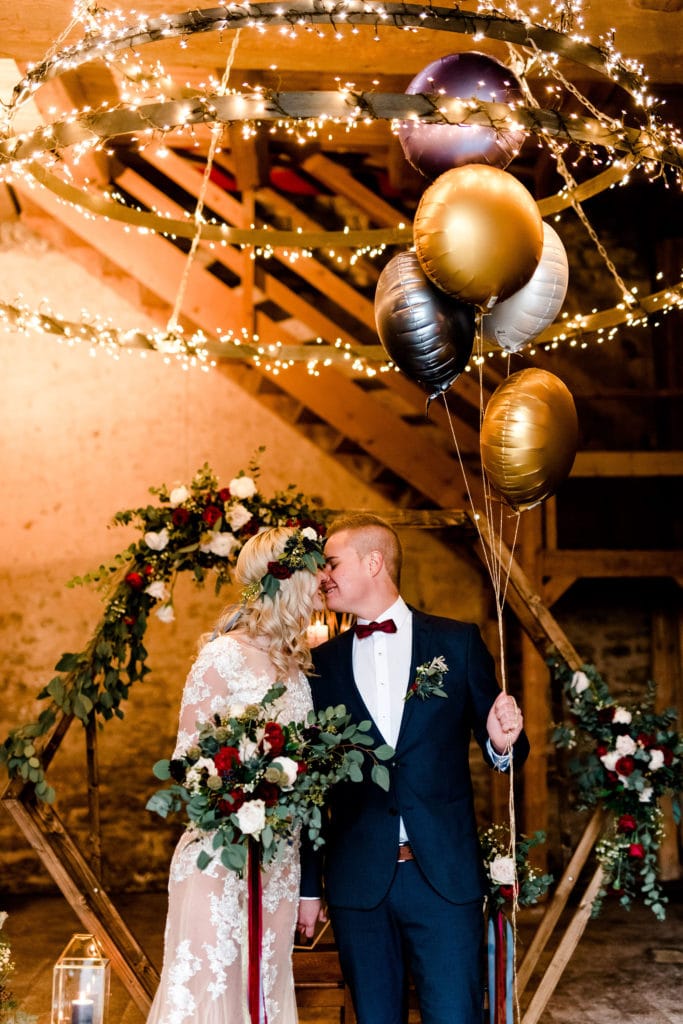 Dekoration_Hochzeit_Schloss_Liebenstein_Freie_Trauung_Traubogen_Blumengesteck_helium_luftballon