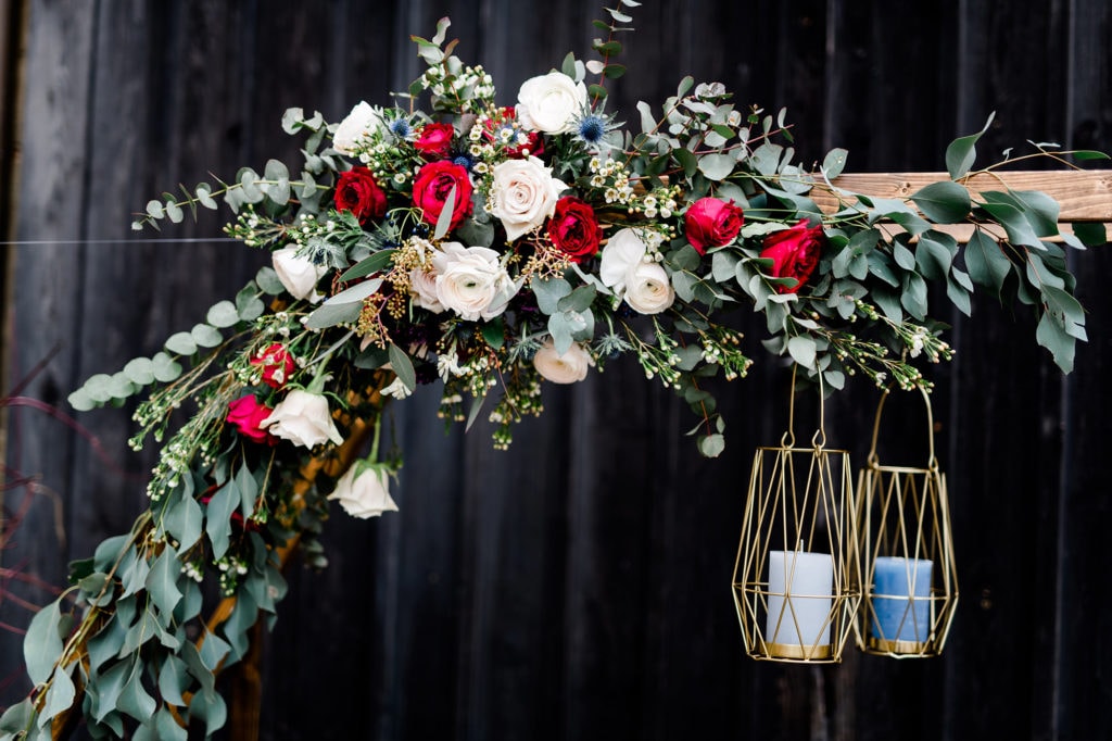 Dekoration_Hochzeit_Schloss_Liebenstein_Freie_Trauung_Traubogen_Hexagon_Blumenschmuck_Eukalyptus_rosen