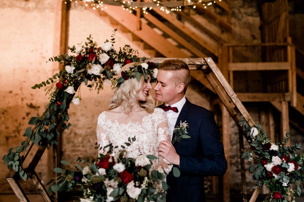Dekoration_Hochzeit_Schloss_Liebenstein_Freie_Trauung_Traubogen_Hexagon_Brautstrrauss_Blumen_Better_together