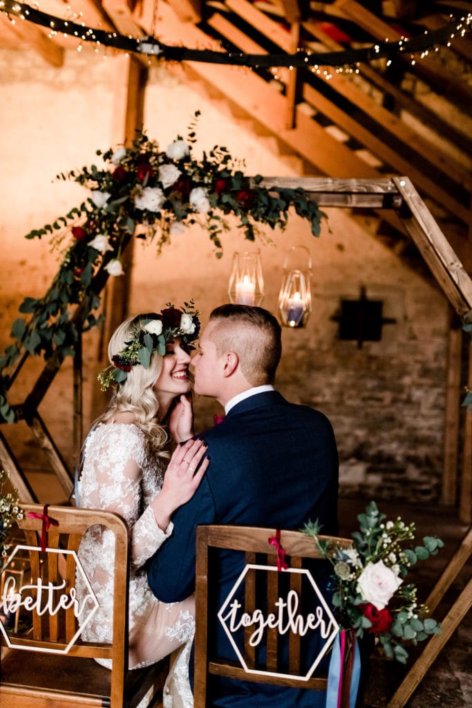Dekoration_Hochzeit_Schloss_Liebenstein_Freie_Trauung_Traubogen_Hexagon_Traustuehle_Blumen_Better_together