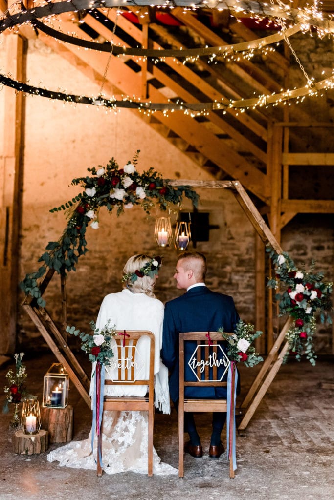 Dekoration_Hochzeit_Schloss_Liebenstein_Freie_Trauung_Traubogen_Hexagon_Traustuehle_Blumen_Better_together_2