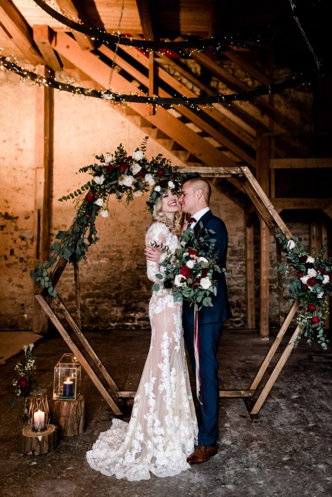 Dekoration_Hochzeit_Schloss_Liebenstein_Freie_Trauung_Traubogen_Hexagon_Traustuehle_Blumen_mieten_2