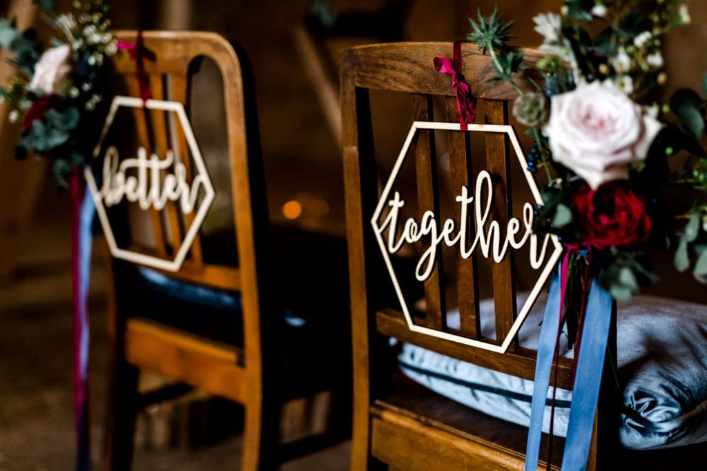 Dekoration_Hochzeit_Schloss_Liebenstein_Freie_Trauung_Traustuehle_better_together_blumen