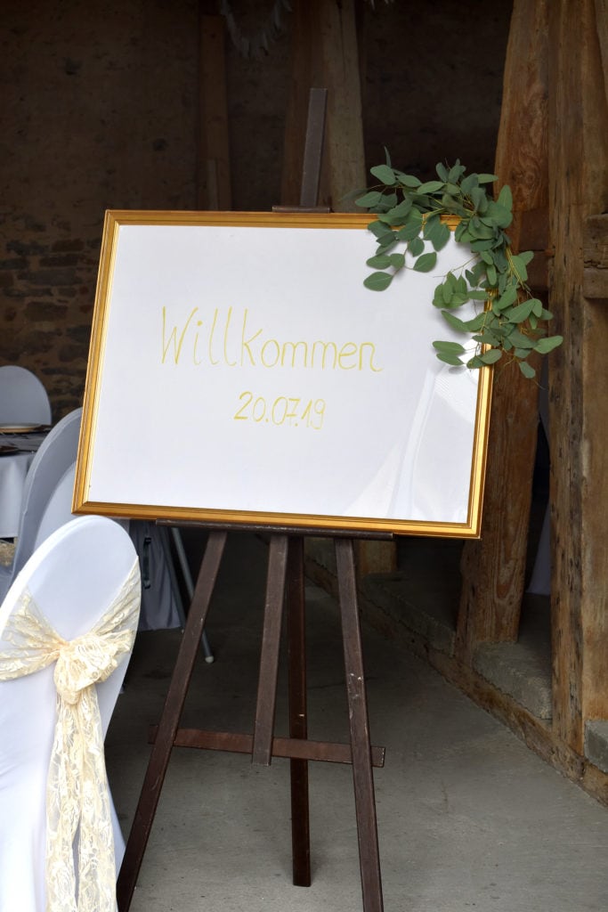 Dekoration_Hochzeit_Schloss_Liebenstein_Scheune_Willkommen_Schild_Tafel_Staffelei_mieten
