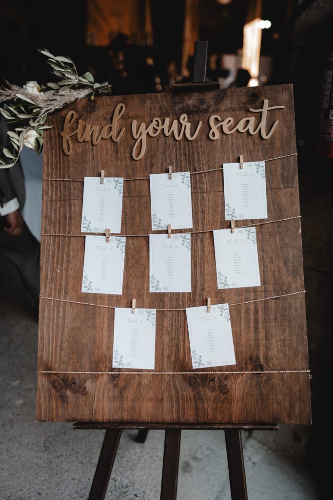 Dekoration_Hochzeit_Schloss_Liebenstein_Sitzplan_Find_your_Seat_Staffelei_braun_kupfer_mieten