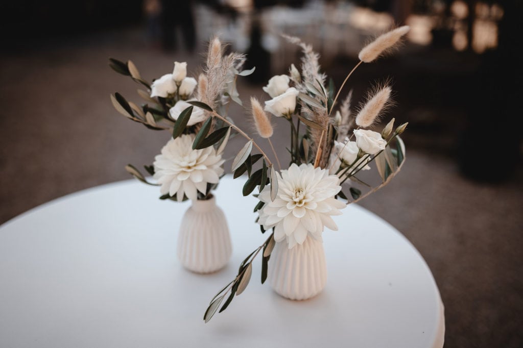 Dekoration_Hochzeit_Schloss_Liebenstein_TStehtisch_deko_Vase_weiss_trockenblumen_ruskus_pampasgras_fasanenfeder_eukalyptus