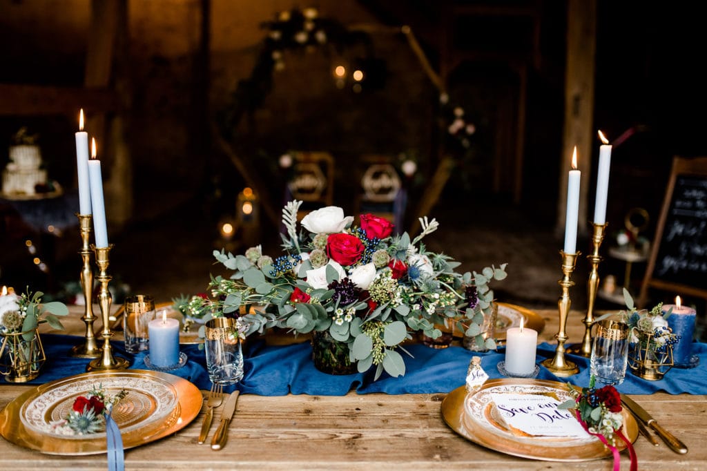 Dekoration_Hochzeit_Schloss_Liebenstein_Tischdeko_Kerzenstaender_Platzteller_Blumengesteck_gold_bordeaux_blau
