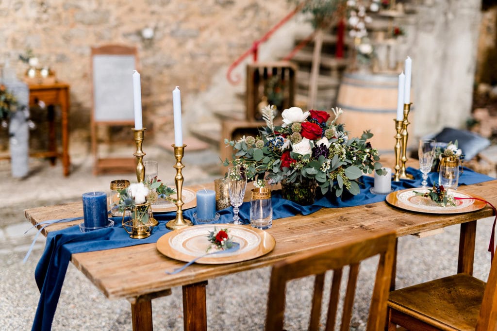 Dekoration_Hochzeit_Schloss_Liebenstein_Tischdeko_Kerzenstaender_Blumen_Gesteck_Center_piece_burgundy_blau_2