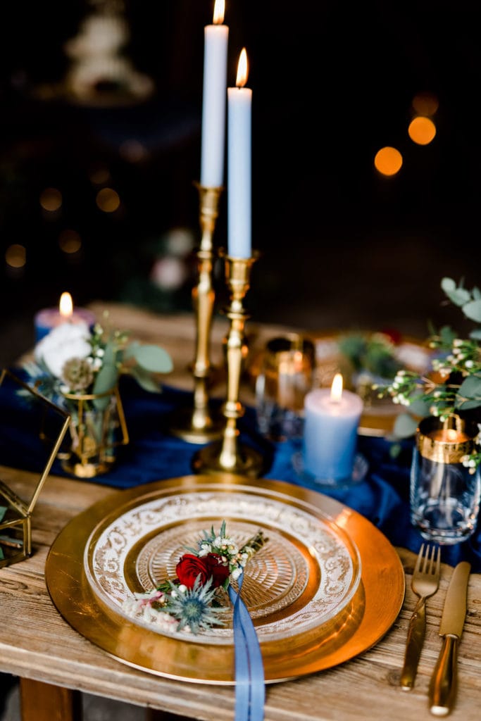 Dekoration_Hochzeit_Schloss_Liebenstein_Tischdeko_Kerzenstaender_Platzteller_geometrisch_gold_burgundy_blau