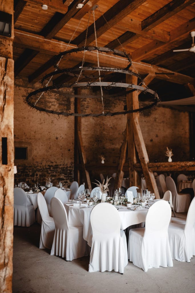 Dekoration_Hochzeit_Schloss_Liebenstein_Tischdeko_Trockenblumen_Eukalyptus_Rosen_Boho_Stuhlhussen_mieten