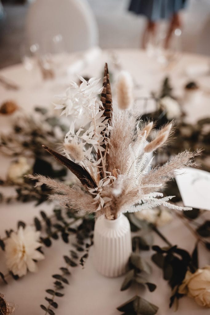 Dekoration_Hochzeit_Schloss_Liebenstein_Tischdeko_Vase_weiss_trockenblumen_ruskus_pampasgras_fasanenfeder_eukalyptus