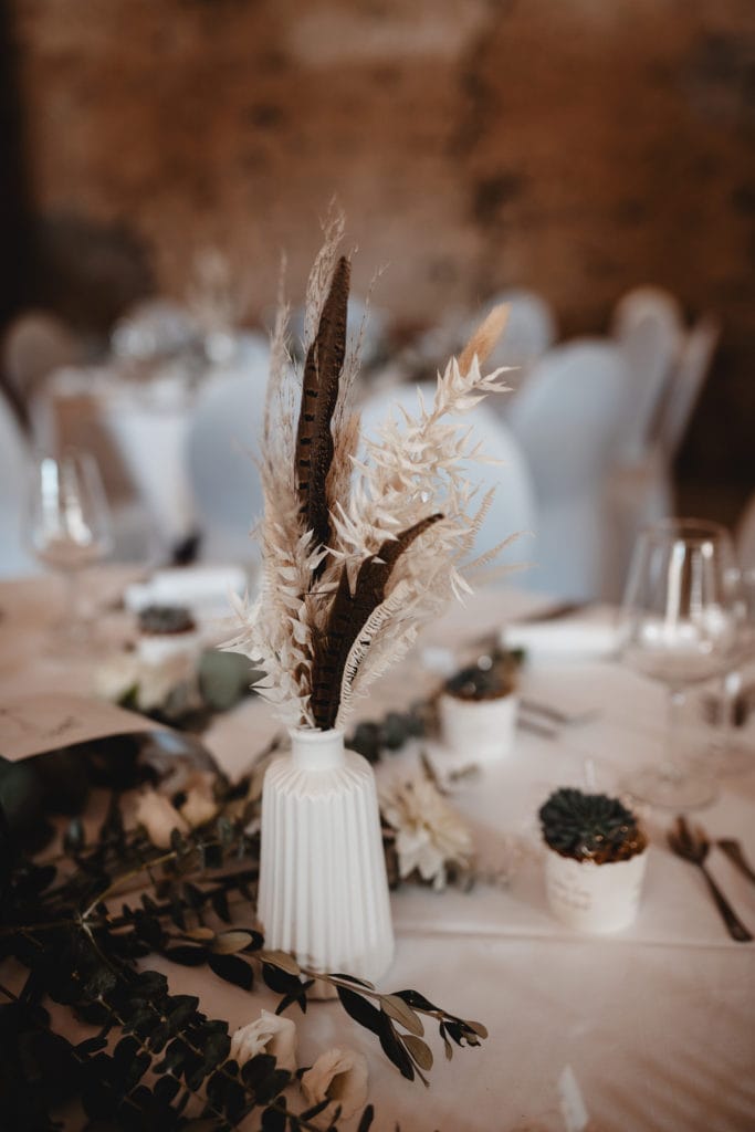 Dekoration_Hochzeit_Schloss_Liebenstein_Tischdeko_Vase_weiss_trockenblumen_ruskus_pampasgras_fasanenfeder_eukalyptus_2
