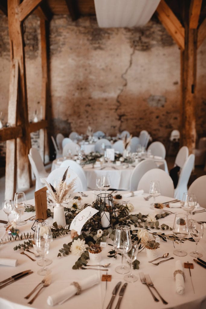Dekoration_Hochzeit_Schloss_Liebenstein_Tischdeko_Windlicht_geometrisch_schwarz_Trockenblumen_Eukalyptus_Rosen_Boho