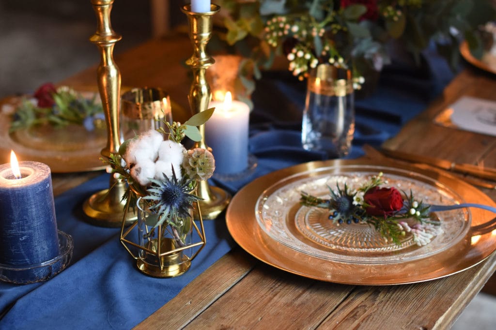 Dekoration_Hochzeit_Schloss_Liebenstein_Tischdekoration_Hochzeit_Platzteller_gold_Kerzenstaender