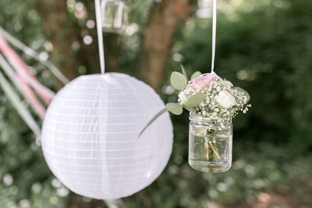 Dekoration_Hochzeit_Schlosshotel_Friedrichsruhe_FreieTrauung_Deko_Baum_Lampions_Traumfaenger_1
