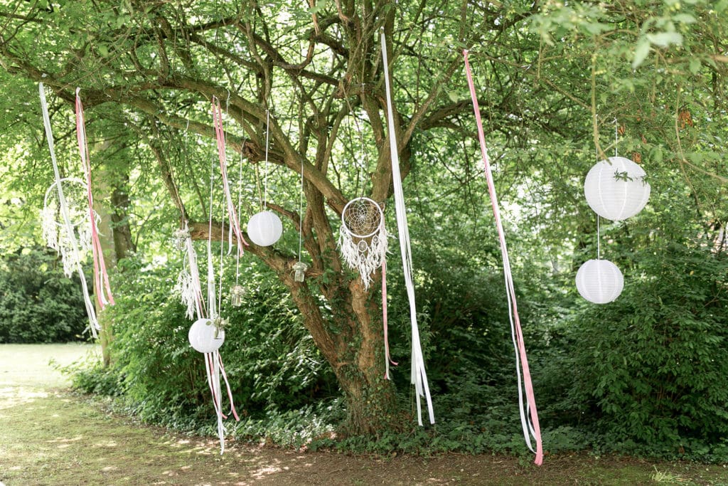 Dekoration_Hochzeit_Schlosshotel_Friedrichsruhe_FreieTrauung_Deko_Baum_Lampions_Traumfaenger_2