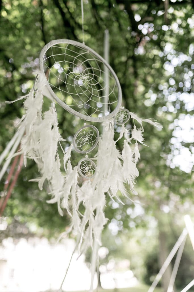 Dekoration_Hochzeit_Schlosshotel_Friedrichsruhe_FreieTrauung_Deko_Baum_Lampions_Traumfaenger_3