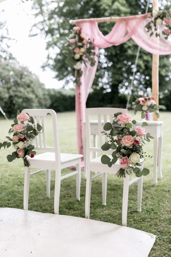 Dekoration_Hochzeit_Schlosshotel_Friedrichsruhe_FreieTrauung_Traubogen_Birke_Blumen_Tuch_Traustuehle_Boho