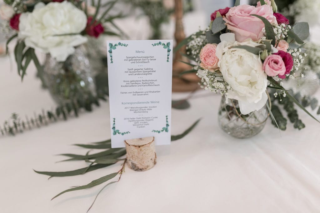 Dekoration_Hochzeit_Schlosshotel_Friedrichsruhe_Tischdekoration_kupfer_rose_weiss_straeusse_Blumendeko_romantisch_2