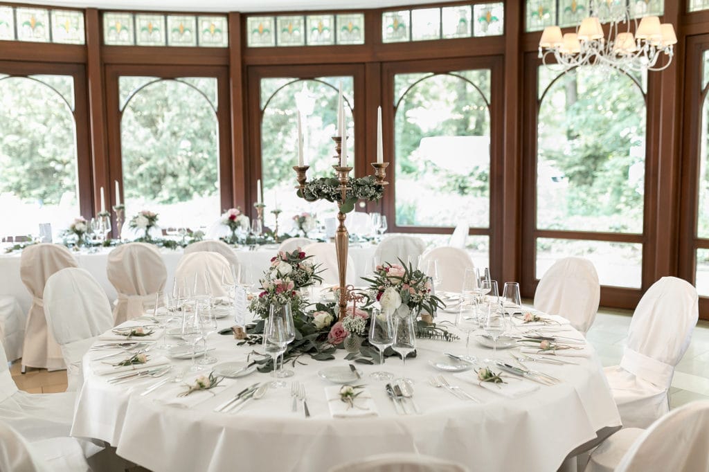 Dekoration_Hochzeit_Schlosshotel_Friedrichsruhe_Tischdekoration_Kerzenstaender_5.arm_kupfer_rose_weiss_straeusse_Blumendeko