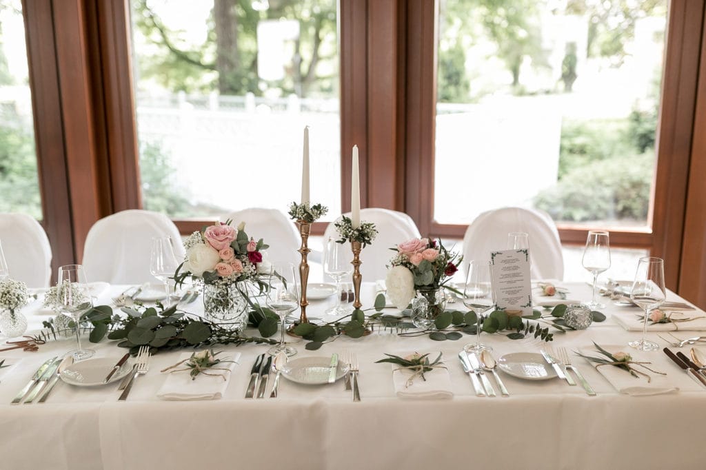 Dekoration_Hochzeit_Schlosshotel_Friedrichsruhe_Tischdekoration_kupfer_rose_weiss_straeusse_Blumendeko_romantisch