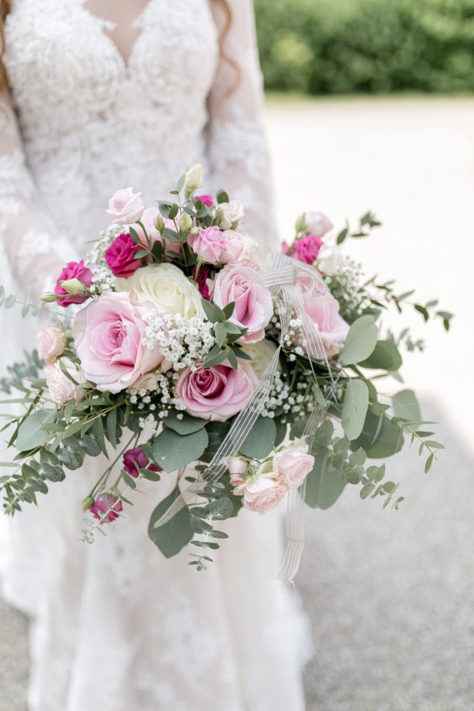 Dekoration_Hochzeit_Schlosshotel_friedrichsruhe_Brautstrauss_edel_rosa_altrosa_pastell_Eukalyptus_Rosen_Pfingstrosen