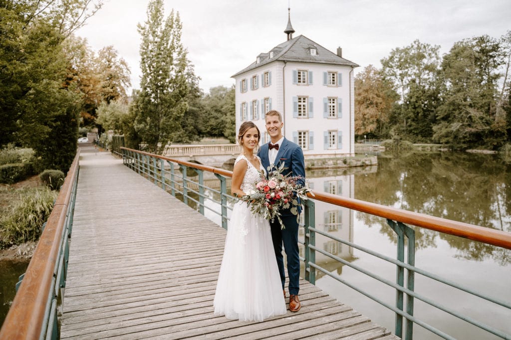 Dekoration_Hochzeit_Trappensee_Schloesschen_Heilbronn_Brautpaar_Brautstrauss_Boho_Style_modern_Rosen_Distel_Eukalyptus_Olive