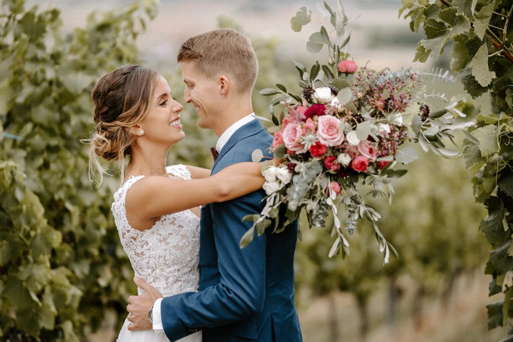 Dekoration_Hochzeit_Trappensee_Schloesschen_Heilbronn_Brautpaar_Brautstrauss_Boho_Style_modern_Rosen_Distel_Eukalyptus_Olive_2