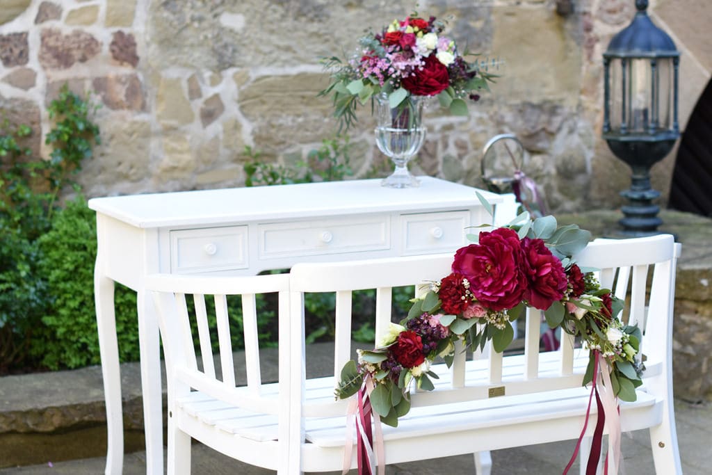 hochzeit_dekoration_burg_stettenfels_freie_trauung_traubank_trautisch_Rosengarten_blumen_schmuck