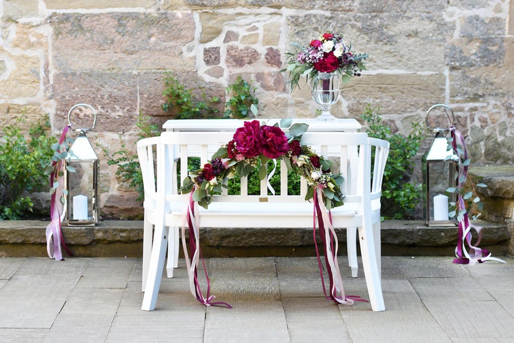 hochzeit_dekoration_burg_stettenfels_freie_trauung_traubank_trautisch_Rosengarten_blumen_schmuck_2