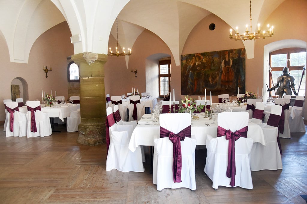 hochzeit_dekoration_burg_stettenfels_raumdeko_Tischdeko_Herzogsaal_Stuhlhussen_Schleifen_mieten