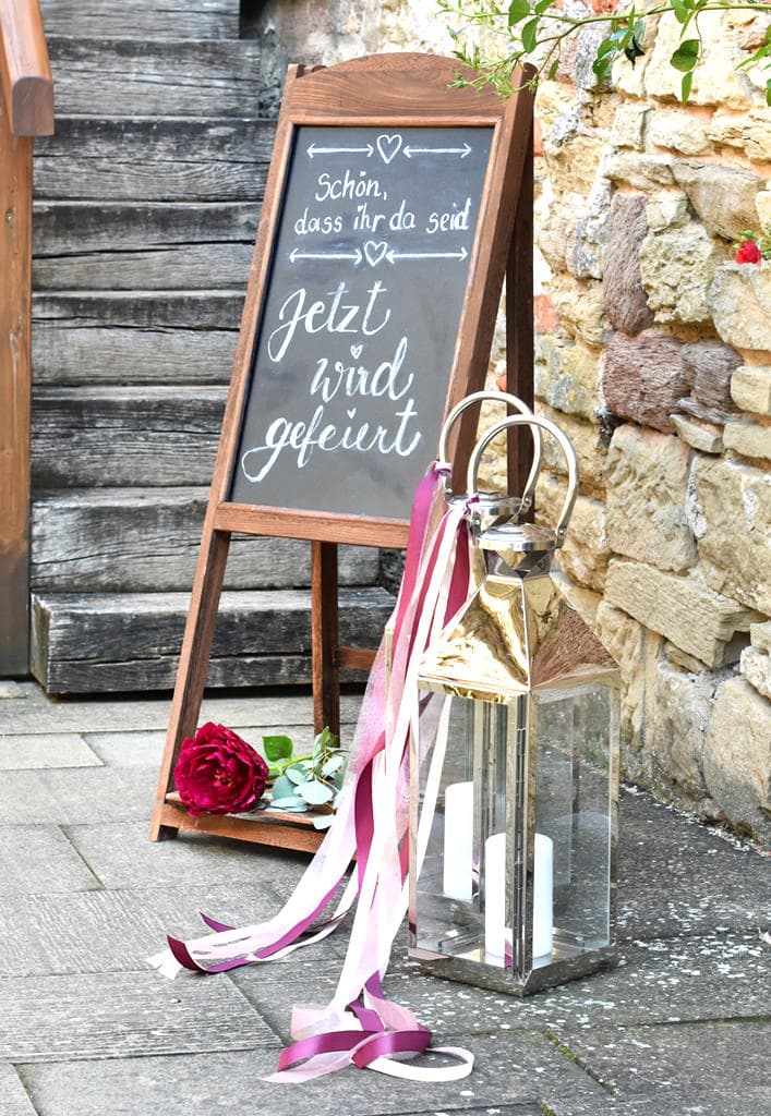 hochzeit_dekoration_burg_stettenfels_tafel_zum_beschriften_willkommen_holz_eingang