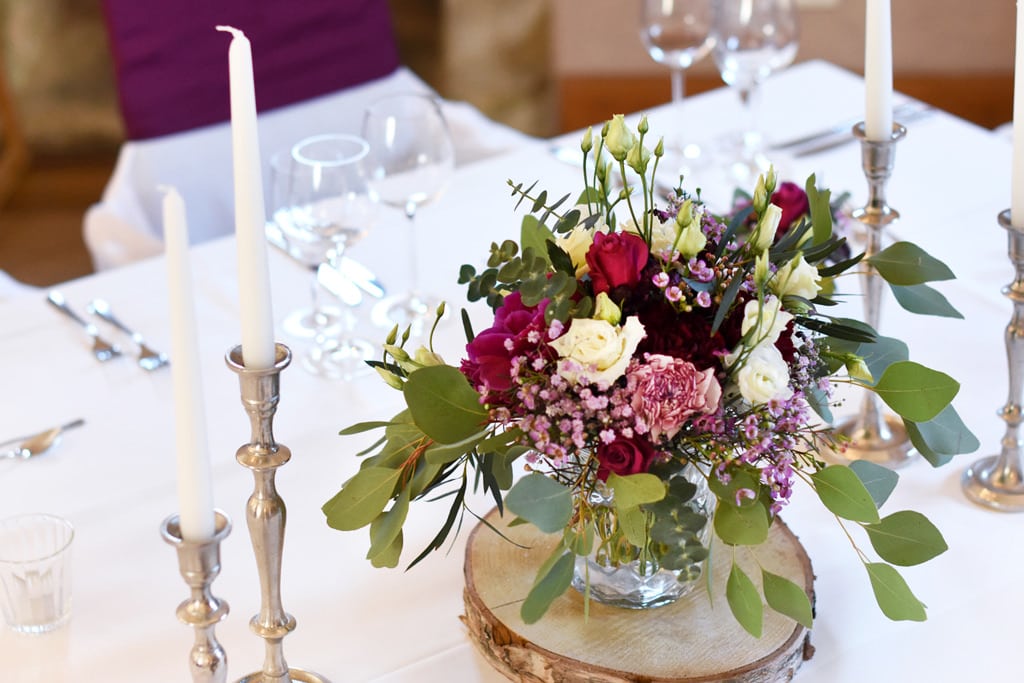 hochzeit_dekoration_burg_stettenfels_tischdeko_vase_blumenstrauss_centerpiece_eukalyptus_rosen_nelken_pfingstrosen