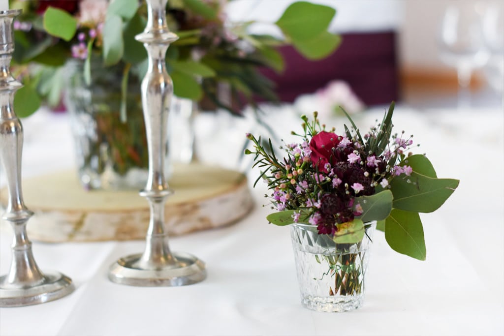 hochzeit_dekoration_burg_stettenfels_vase_kristall_blumen_rose_Schleierkraut_eukalyptus
