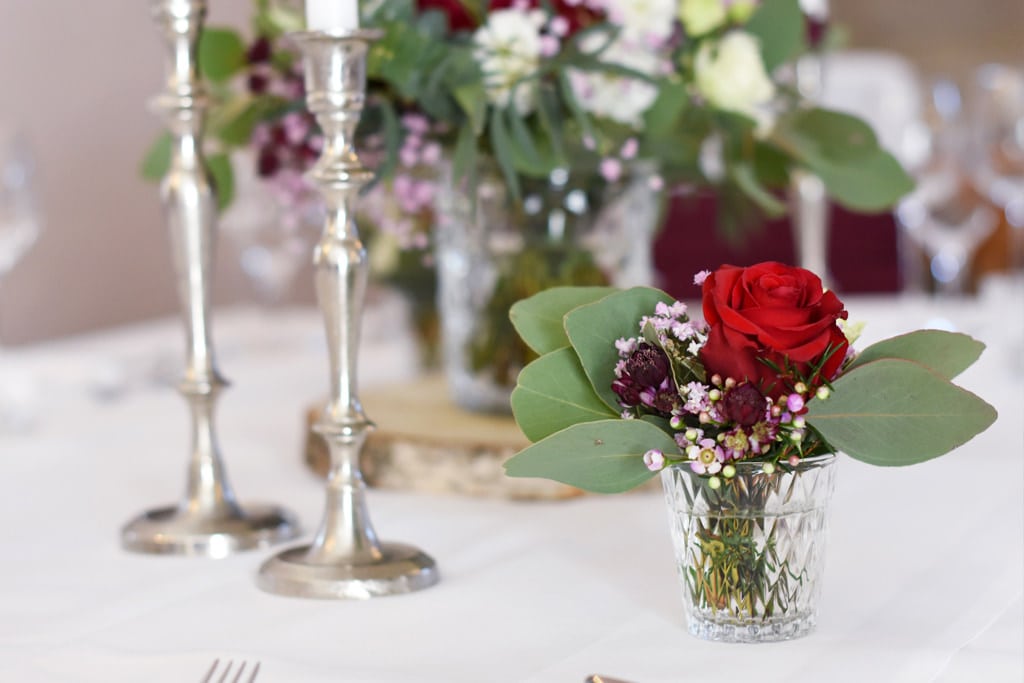 hochzeit_dekoration_burg_stettenfels_vase_kristall_blumen_rose_Schleierkraut_eukalyptus_boho_vintage