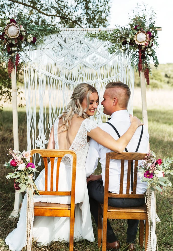 hochzeit_dekoration_schloss_heinsheim_freie_trauung_Traubogen_Makramee_Truastuehle_Braun_mieten