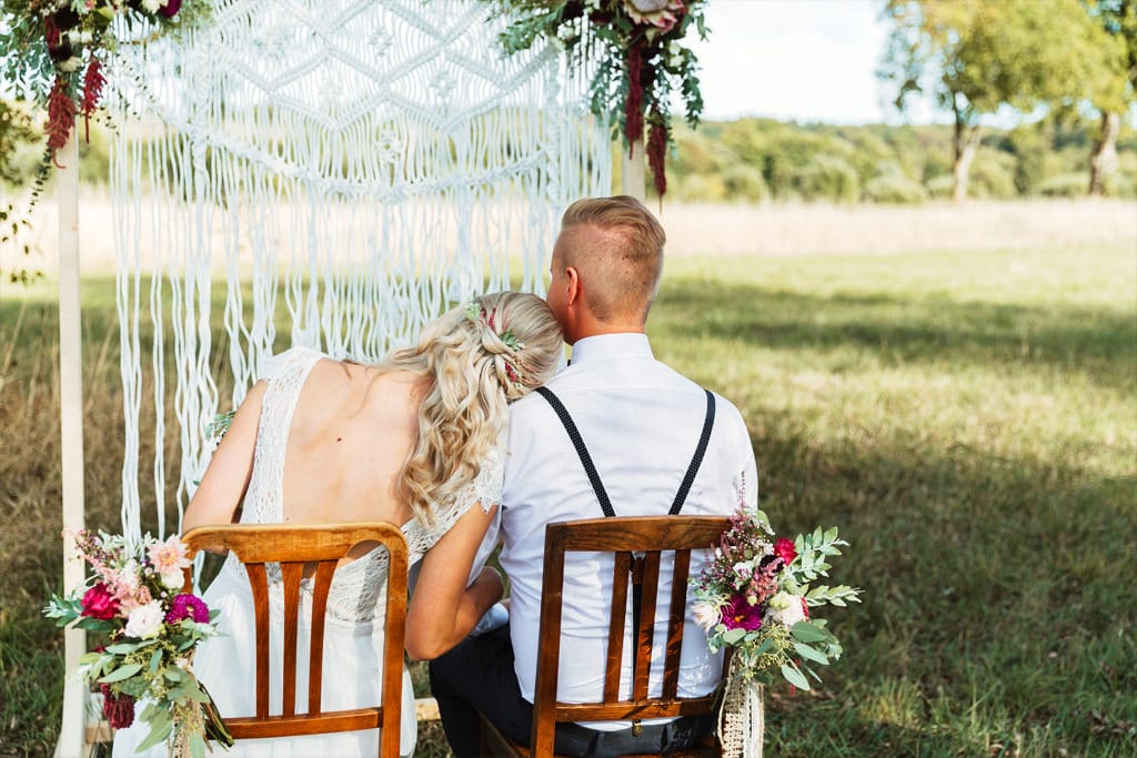 hochzeit_dekoration_schloss_heinsheim_freie_trauung_Traubogen_Makramee_vorhang_Boho_indianer_Protea_Eukalyptus