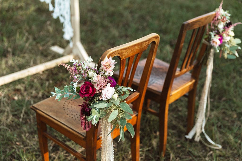 hochzeit_dekoration_schloss_heinsheim_freie_trauung_traustuhl_seitlicher_blumen_strauss_Jute_Baneder