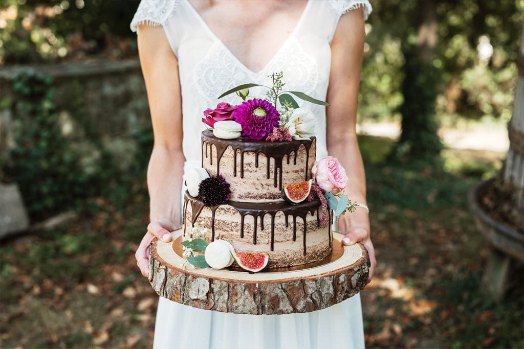 hochzeit_dekoration_schloss_heinsheim_kuchen_hochzeitstorte_echte_blumen_schmuck