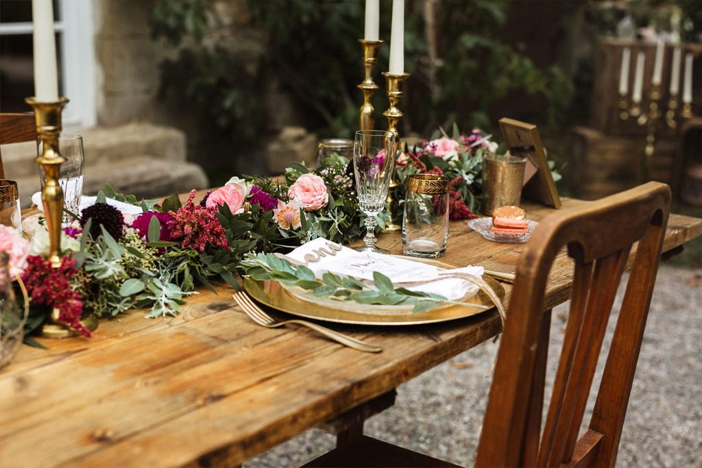 hochzeit_dekoration_schloss_heinsheim_tischdeko_Blumen_girlande_Eukalyptus_Dahlien_Rosen_Protea_Amaranthus