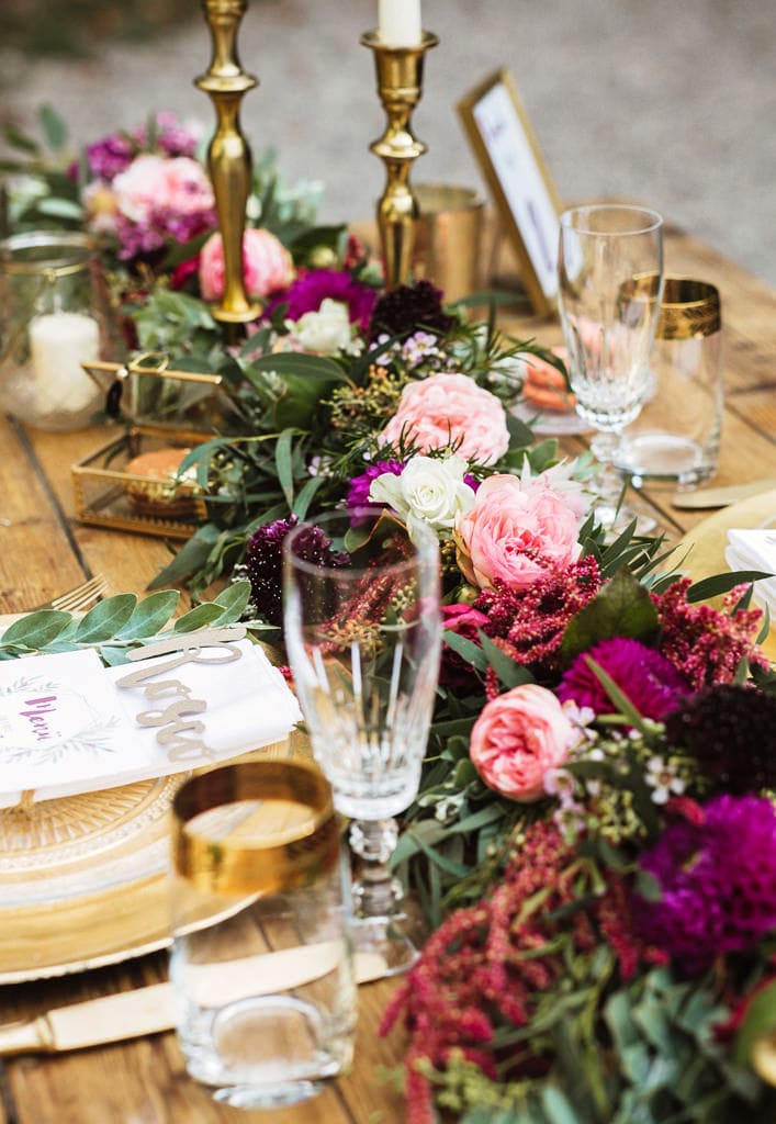 hochzeit_dekoration_schloss_heinsheim_tischdeko_blumenschmuck_girlande_Eukalyptus_Olive_Trend