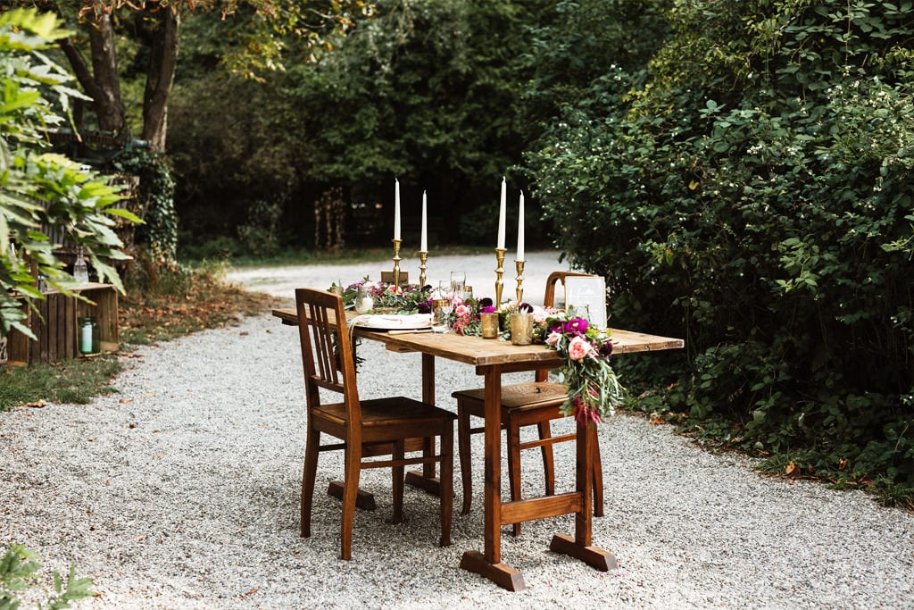 hochzeit_dekoration_schloss_heinsheim_tischdeko_rustikal_Holztisch_Blumen_Girlande_Kerzenstaender_1arm_gold