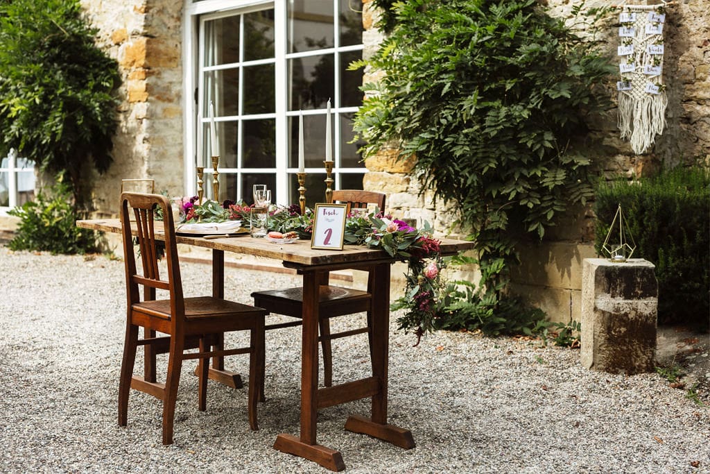 hochzeit_dekoration_schloss_heinsheim_tischdekoration_blumen_girlande_modern_wild_rosa-beere-aubergine_gruen