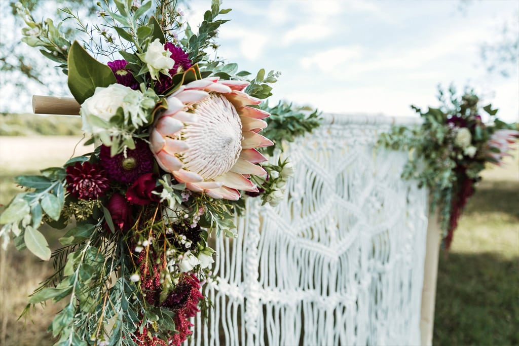 hochzeit_dekoration_schloss_heinsheim_traubogen_backdrop_makramee_mieten_freie_Trauung