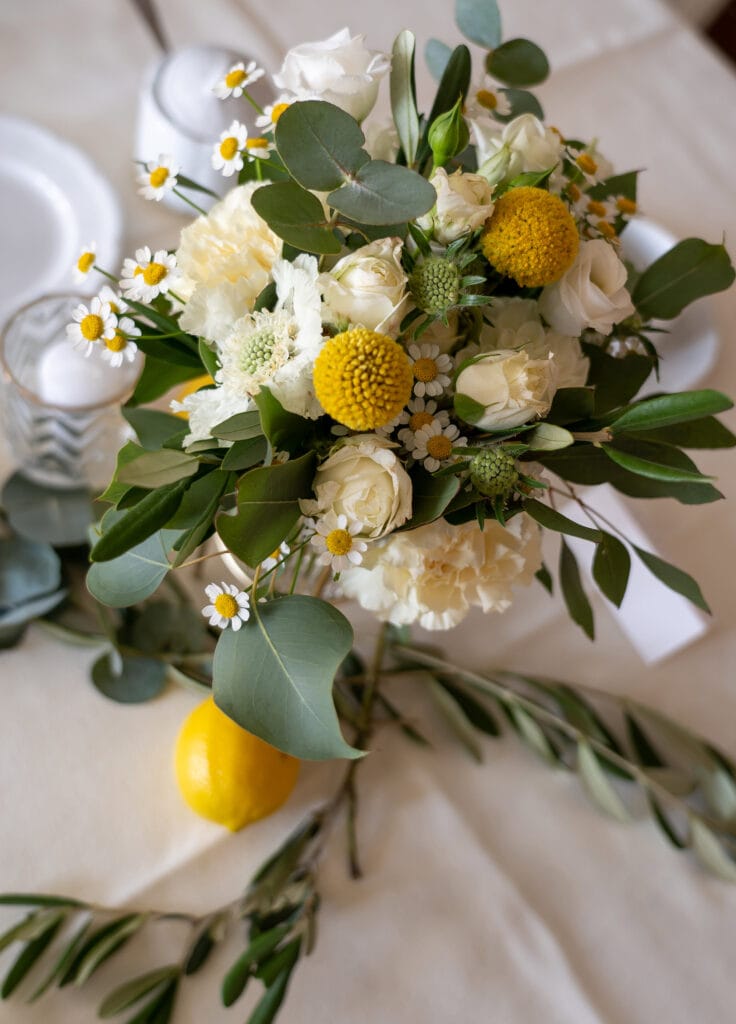 DekoandDesign_Blumenstrauss_Nelke_Trommelschlaegel_Kamille_Dekoration_Hochzeit_Kraeuter_mediteran_Olive_Zitronen