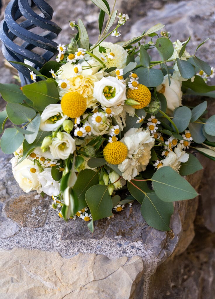 DekoandDesign_Brautstrauss_Nelke_Trommelschlaegel_Eukalyptus_Kamille__Dekoration_Hochzeit_Kraeuter_mediteran_Olive_Zitronen