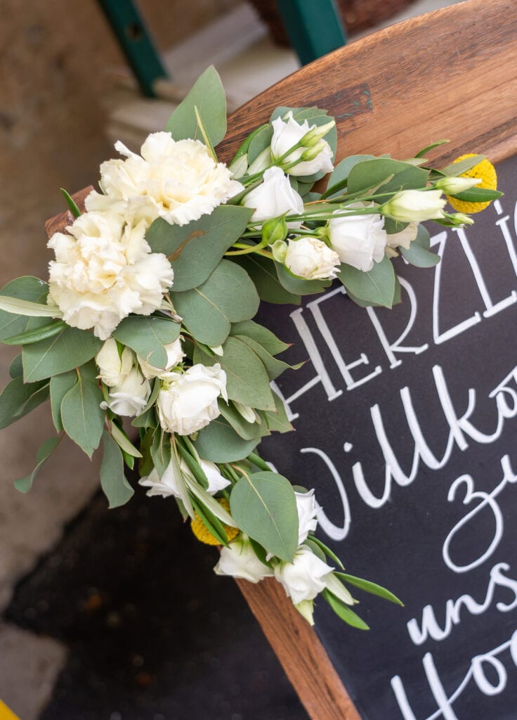DekoandDesign_Tafel_Holz_Blumenschmusch_Eukalyptus_Dekoration_Hochzeit_Kraeuter_mediteran_Olive_Zitronen