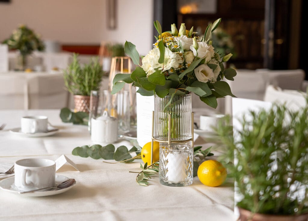 DekoandDesign_Tischdekoration_Windlicht_Vase_Goldfuss_kupfer_weiss_gruen_gelb_Dekoration_Hochzeit_Kraeuter_mediteran_Olive_Zitronen