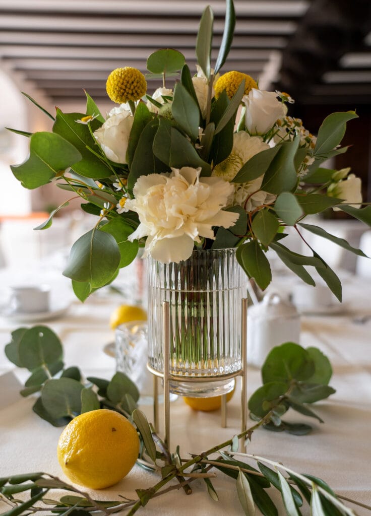 DekoandDesign_Vase_Gold_Blumenstrauss_Weiss_gelb_Kraeuter_Dekoration_Hochzeit_Kraeuter_mediteran_Olive_Zitronen