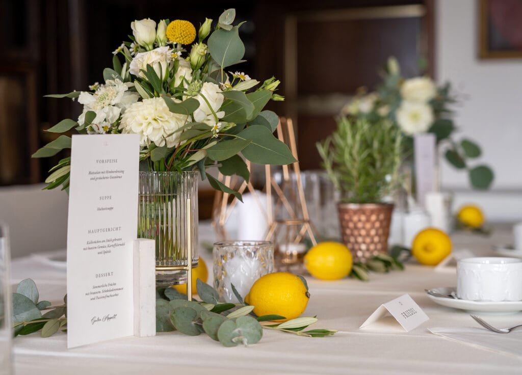 DekoandDesign_Vase_Speisekarte_Blumenschmuck_Dekoration_Hochzeit_Kraeuter_mediteran_Olive_Zitronen